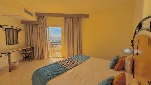 Ένα ή περισσότερα κρεβάτια σε δωμάτιο στο Yasmine Beach