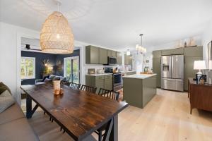 een keuken en een woonkamer met een houten eettafel bij The Woodsmen in Douglas