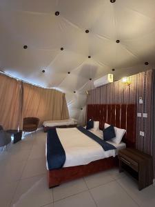een slaapkamer met een groot bed in een tent bij Bubbles Desert Camp Jeep Tours in Wadi Rum