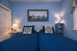 En eller flere senge i et værelse på 335 Palmetto Walk - Locke Nest III + 15 billeder