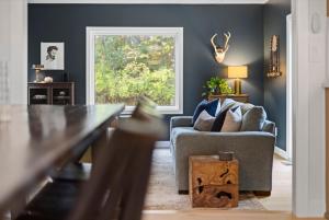 een woonkamer met een bank en een raam bij The Woodsmen in Douglas