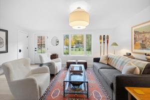 een woonkamer met een bank, stoelen en een tafel bij The Woodsmen in Douglas