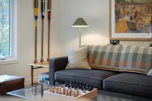 een woonkamer met een bank en een schaakbord bij The Woodsmen in Douglas