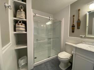 ein Badezimmer mit Glasdusche und Toilette in der Unterkunft Sweet M'Ocean in Edisto Island + 25 Fotos