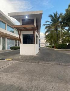 Το κτήριο όπου στεγάζεται  το διαμέρισμα +10 φωτογραφίες