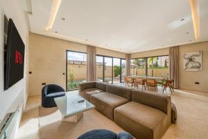 TV a/nebo společenská místnost v ubytování Villa Tolède by TheCasaEdition