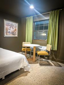 Postel nebo postele na pokoji v ubytování Woodland Parkview Motel