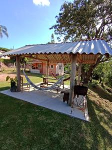 ein Pavillon mit Hängematte und Schaukel in der Unterkunft Morada Jaguary in Camanducaia