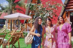 eine Gruppe von drei Frauen, die nebeneinander stehen in der Unterkunft Cabañas Alpinas en Oxapampa in Oxapampa