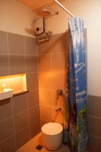 une salle de bain avec toilettes et douche dans l'établissement Zen-Inspired 2 Bedroom Condo Satori Residences, à Manille