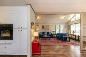 ein Wohnzimmer mit Sofa und Tisch in der Unterkunft Island Gossip in Edisto Beach