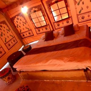 Ένα ή περισσότερα κρεβάτια σε δωμάτιο στο K R Desert Resort