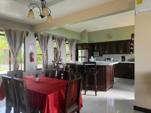 eine Küche mit einem Tisch und einem roten Tischtuch in der Unterkunft Casa Susan in San Pedrillo