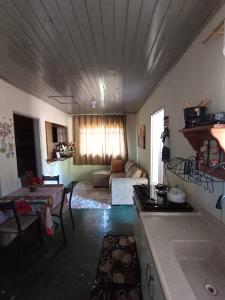 eine Küche und ein Wohnzimmer mit einem Sofa in der Unterkunft Morada Jaguary in Camanducaia