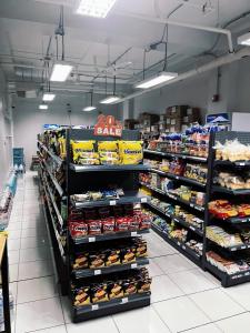 un couloir de magasins rempli de nombreux types de denrées alimentaires différents dans l'établissement Zen-Inspired 2 Bedroom Condo Satori Residences, à Manille