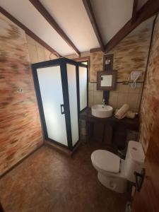 un baño con inodoro y lavabo en Refugios Pisco Elqui Lodge, en Pisco Elqui 68 fotos más