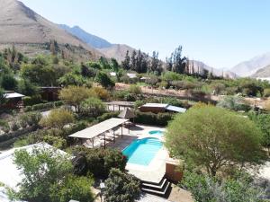una vista aérea de un complejo con piscina y montañas en Refugios Pisco Elqui Lodge, en Pisco Elqui