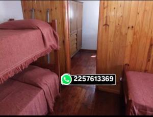 a small room with two beds and a sign on it at Es Lo Que Hay in Nueva Atlantis