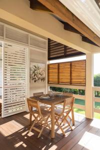 a dining room with a table and chairs at Maison Remissis in Sainte-Luce