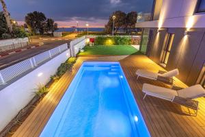 une piscine au sommet d'une maison dans l'établissement מיקונוס על הים נהריה, à Nahariya