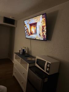 TV a/nebo společenská místnost v ubytování The Mint Motel + 1 fotografie