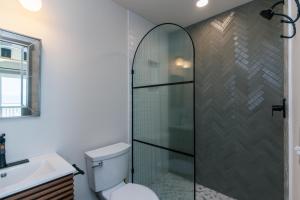 Un baño con inodoro y ducha de cristal. en Sulla Sabbia, en Edisto 34 fotos más