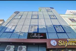 Un edificio alto con un cartel al costado. en Hotel Shivaay, en Indore