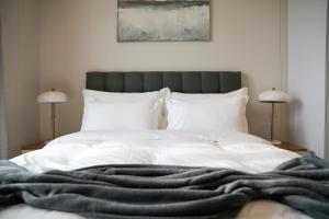 Giường trong phòng chung tại Secure and modern private flat Houghton Estate