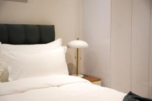 Giường trong phòng chung tại Secure and modern private flat Houghton Estate