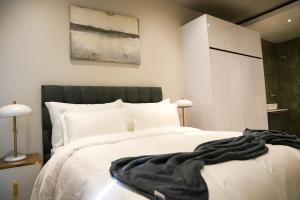 Giường trong phòng chung tại Secure and modern private flat Houghton Estate