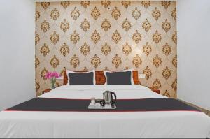 Un dormitorio con una cama con una batidora. en Hotel Shivaay, en Indore