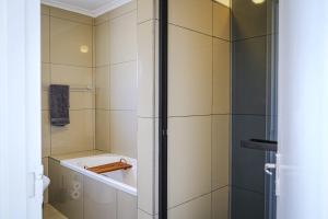 ein Badezimmer mit Dusche und Waschbecken in der Unterkunft Casa Bliss, Stylish City Escape in Windhoek + 41 Fotos