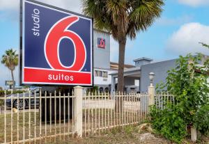 Studio 6 Suites Pasadena, TX في باسادينا: علامة لمحطة وقود جالون