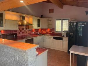 Kuchyň nebo kuchyňský kout v ubytování Maison avec piscine sécurisée au pied des Cévennes