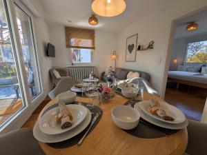 a dining room and living room with a table and chairs at die Übernachterei in Hüfingen