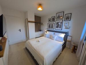 a bedroom with a large white bed in a room at die Übernachterei in Hüfingen +57 photos