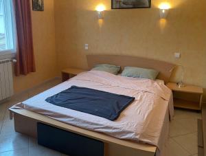 Postel nebo postele na pokoji v ubytování Maison avec piscine sécurisée au pied des Cévennes + 14 fotografií