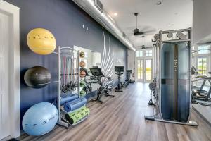 马士腾海滩Perfect Pelican at Palmilla Beach的健身房,配有跑步机和健身器材