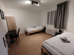 En eller flere senge i et værelse på Waldblick Suite 100 qm