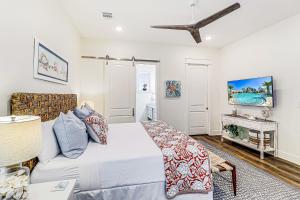 un dormitorio con una cama y un sofá en Coastal Happy Ours at Palmilla Beach, en Mustang Beach