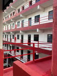 un edificio con balconi rossi e una ringhiera rossa di Apartamento Flat em Belém a Belém