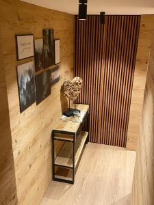 弗朗科尔尚La Roanneuse - Cosy Chalet的墙上有一张桌子和雕塑的房间