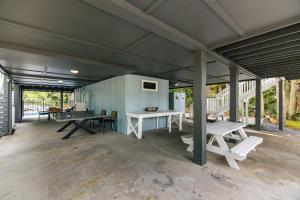 eine große Garage mit einem Tisch und Bänken darin in der Unterkunft Ocean Shade in Edisto Beach
