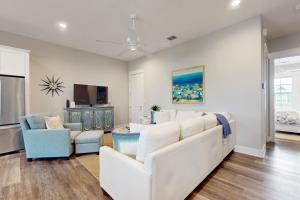 马士腾海滩Sea Gem at Palmilla Beach的配有白色家具和平板电视的客厅