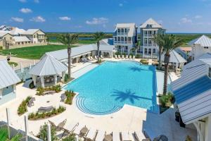 马士腾海滩Sea Gem at Palmilla Beach的度假村泳池的鸟瞰图