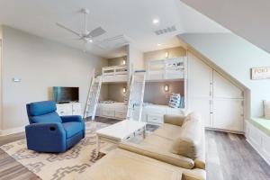 马士腾海滩Sea Gem at Palmilla Beach的带沙发的客厅和带双层床的房间 更多30张照片