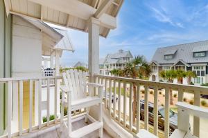 马士腾海滩Sea Gem at Palmilla Beach的一个摆放着白色椅子的门廊，可以俯瞰海滩