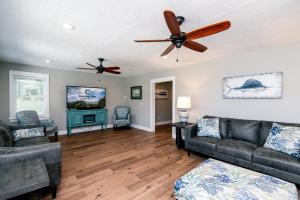 ein Wohnzimmer mit einer Couch und einem Deckenventilator in der Unterkunft The Fort in Edisto Beach