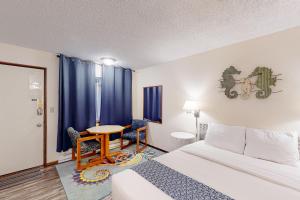 Postel nebo postele na pokoji v ubytování Lamplighter Inn - 109 Seahorse Reef + 10 fotografií