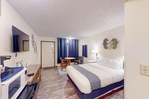 Postel nebo postele na pokoji v ubytování Lamplighter Inn - 109 Seahorse Reef